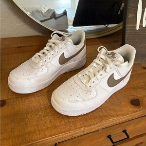 Nike Women’s 7.5 Air Force 1’s
